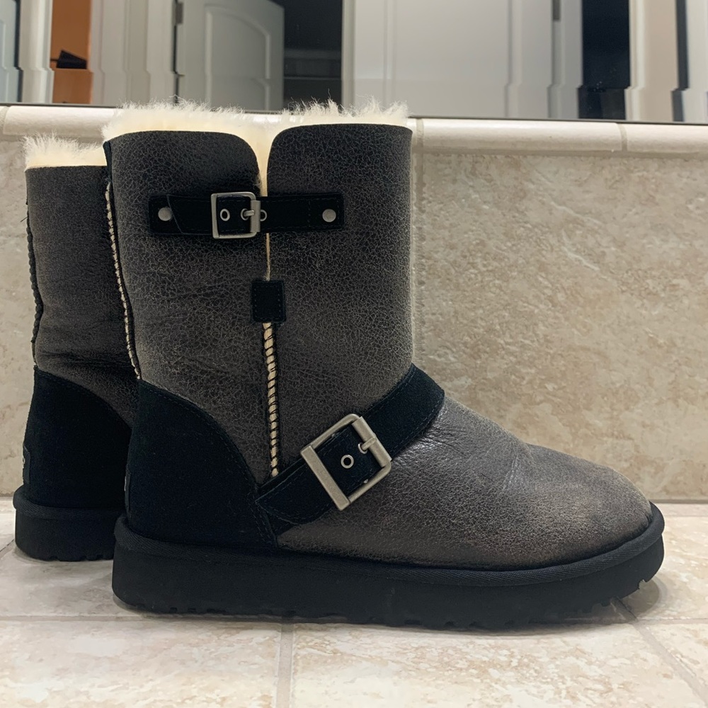 Black buckle ugg boots!